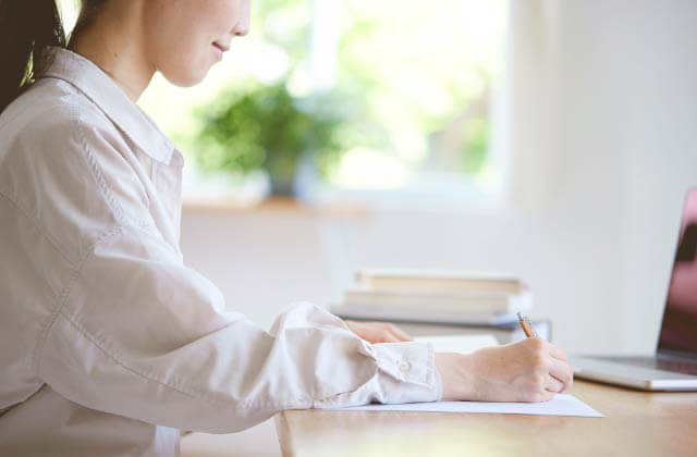 勉強している女性